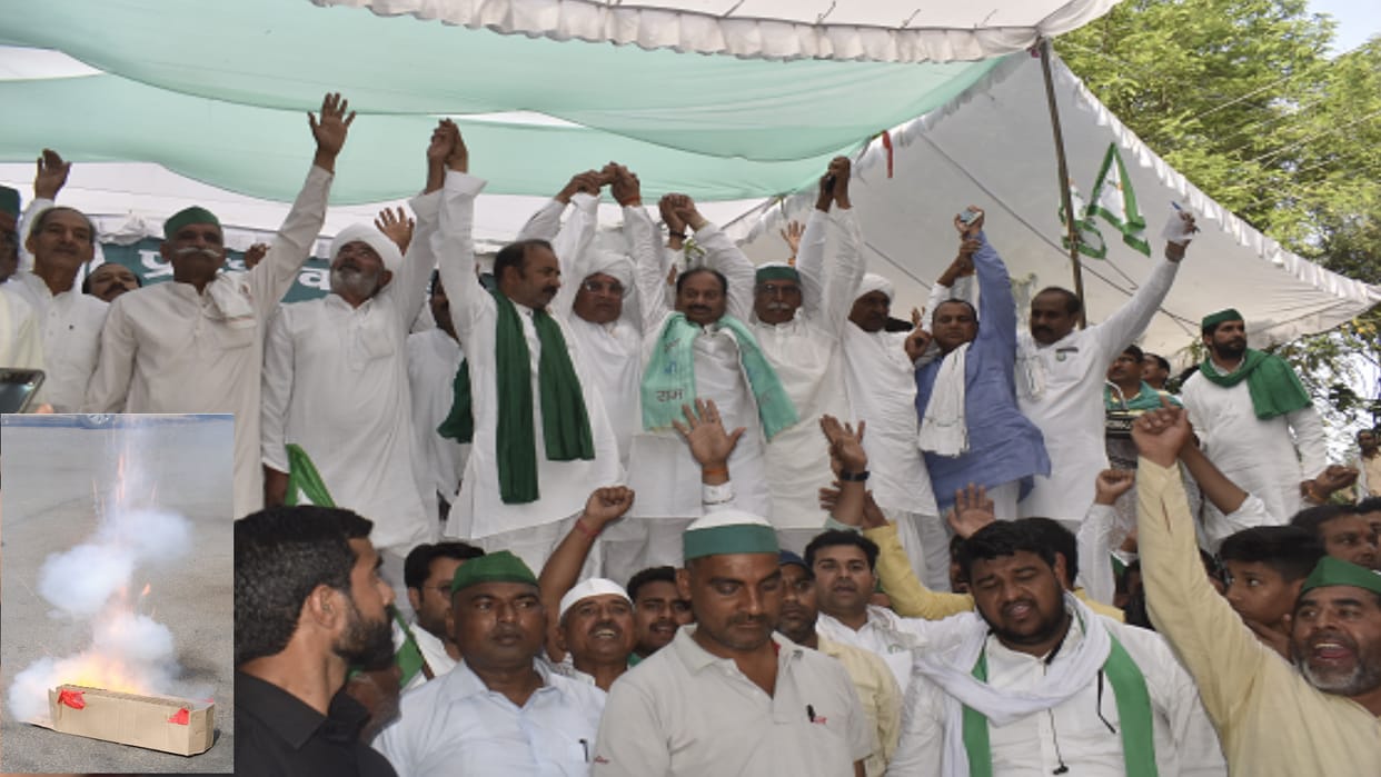 BKU apolitical: Farmers burst fireworks in Mahapanchayat near officials residence but police did not action