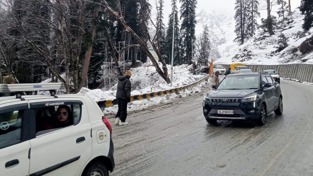 snowfall in atal tunnel north and south portal 300 tourist vehicles stuck for three hours