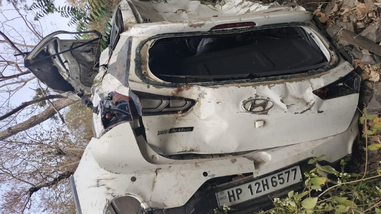 Big Road Accident in Solan, three people died after falling 200 meters in Jangeshu