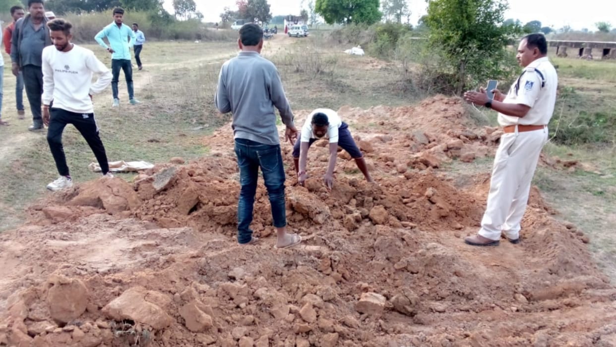 MP News: The dead body of a girl who was cut off by a train had to be removed from the grave