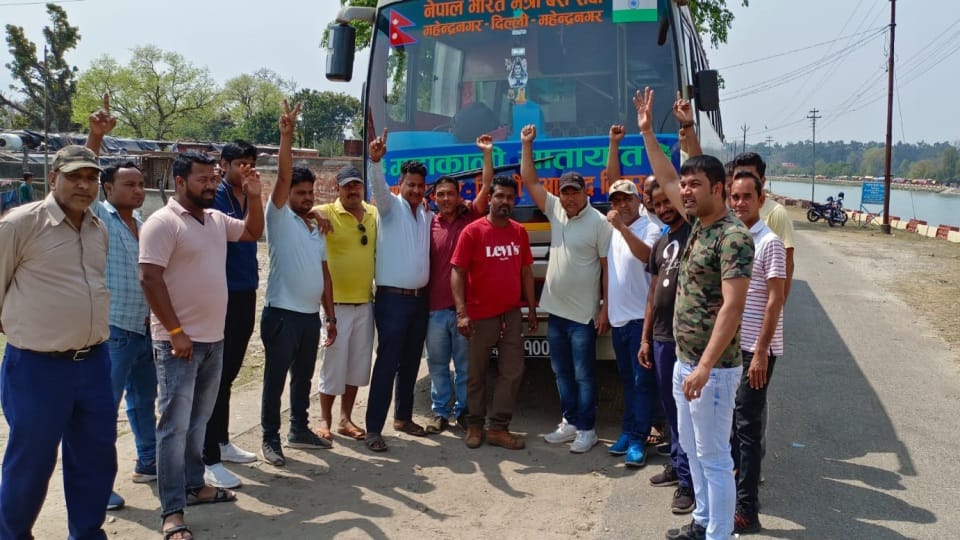 Champawat: Indian taxi operators did not allow Nepal bus to enter in India