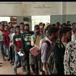 बेरोजगारी भत्ता पाने के लिए रोजगार कार्यालय में युवा पंजीकरण करा रहे हैं।