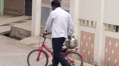 30 घंटे से बिजली-पानी को तरसे हजारों लोग, साइकिल से पानी ढोने को मजबूर