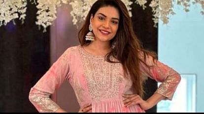 KKK13: रोहित शेट्टी के शो पर घायल हुईं कुंडली भाग्य की यह एक्ट्रेस, ऑनस्क्रीन बहन ने शेयर किया इमोशनल पोस्ट anjum fakih injured at khatron ke khiladi 13 shradha arya shared photos on social media see