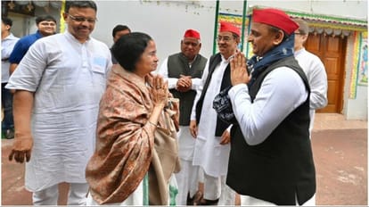 Third Front buzz: Akhilesh Yadav with Mamata Banerjee