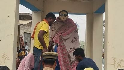 Azamgarh: अराजक तत्वों ने तोड़ी बाबा साहेब की प्रतिमा, आक्रोशित लोगों ने किया चक्काजाम, मौके पर फोर्स तैनात अराजक तत्वों ने तोड़ी बाबा साहेब की प्रतिमा, आक्रोशित लोगों ने किया चक्काजाम