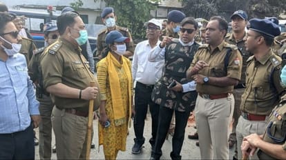अतिक्रमण हटाने को लेकर तैनात पुलिस