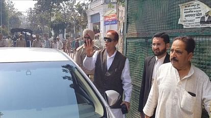 UP: दो जन्म प्रमाण पत्र मामले में कोर्ट में सुनवाई, बयान दर्ज कराने पहुंचे आजम खां, अब्दुल्ला और तंजीम पेशी के लिए कोर्ट पहुंचे आजम खां
