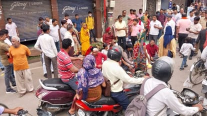 Electricity Workers Strike: बच्चों के एग्जाम और बिजली गुल, सड़कों पर आए लोग, धरना और चक्काजाम किया बच्चों के एग्जाम और बिजली गुल, सड़कों पर आए लोग, धरना और चक्काजाम किया
