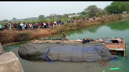 Truck Accident: मुर्गी का दाना लेकर जा रहा ट्रक अनियंत्रित होकर नहर में पलटा, चालक को झपकी आने से हुई घटना मुर्गी का दाना लेकर जा रहा ट्रक अनियंत्रित होकर नहर में पलटा।