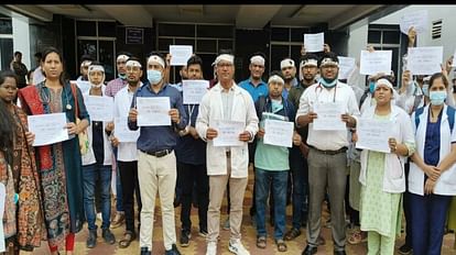 Jagdalpur: सिर पर पट्टी बांधकर डॉक्टरों ने किया विरोध प्रदर्शन, कहा- प्रोटेक्शन दो नहीं तो कर देंगे काम बंद मारपीट के विरोध में सिर पर पट्टी बांधकर डॉक्टरों ने किया प्रदर्शन।