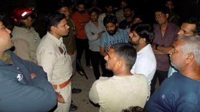 Hathras News: बिजली कर्मियों की हड़ताल का दिखने लगा असर, फॉल्ट हुआ तो दूसरे फीडर से कर्मचारी बुलाकर कराया सही फॉल्ट सही कराने को लेकर जनता और पुलिस अधिकारी के बीच बातचीत