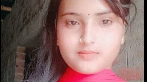 Bihar : मकई के खेत में जलाई जा रही थी 21 साल की महिला की लाश, जलती चिता से शव उतार ले गई पुलिस