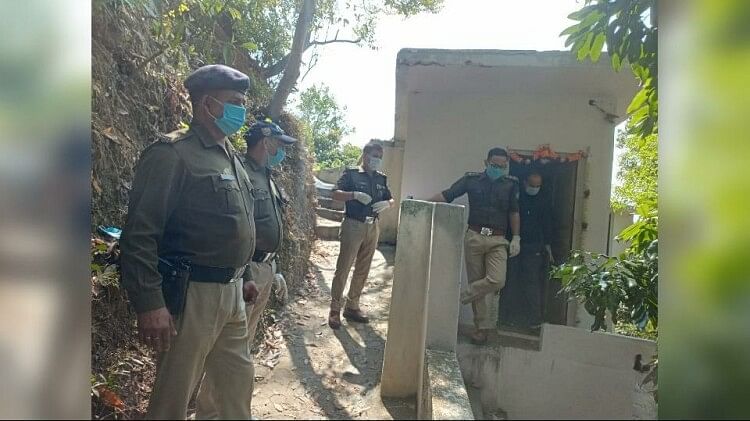 घर के अंदर महिला और तीन बच्चों के शव मिलने के बाद जांच करती पुलिस