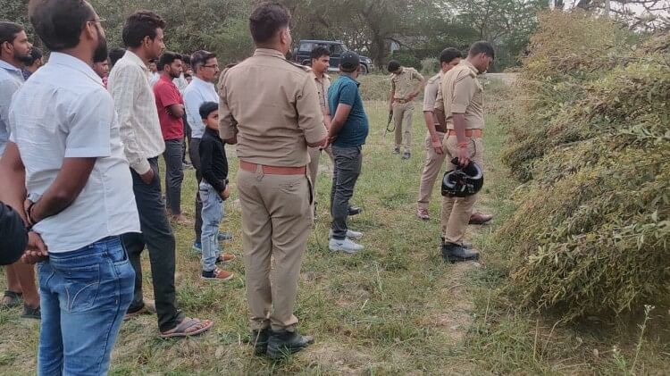 जींस और टी-शर्ट पहनी थी किशोरी घटनास्थल पर पहुंची पुलिस