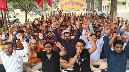 मोहद्दीपुर मुख्य अभियंता कार्यालय पर धरना देते विद्युत कर्मचारी संयुक्त संघर्ष समिति के लोग।