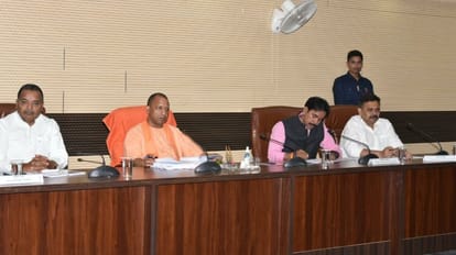 Power Crisis in UP: अराजकता पैदा करने वाले बिजली कर्मी होंगे सूचीबद्ध, CM योगी बोले- जनता को दिक्कत न होने पाए समीक्षा बैठक करते सीएम योगी