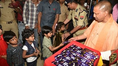 बाबा के दरबार जाएंगे CM Yogi: काशी में दिखा सीएम का अलग अंदाज, कहीं बच्चों को बांटी टॉफी तो कहीं... पीएसी भुल्लनपुर में बच्चों संग सीएम योगी