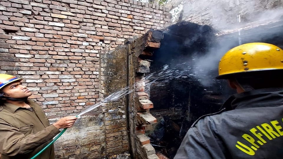 House caught fire gas cylinder exploded room ceiling collapses in agra