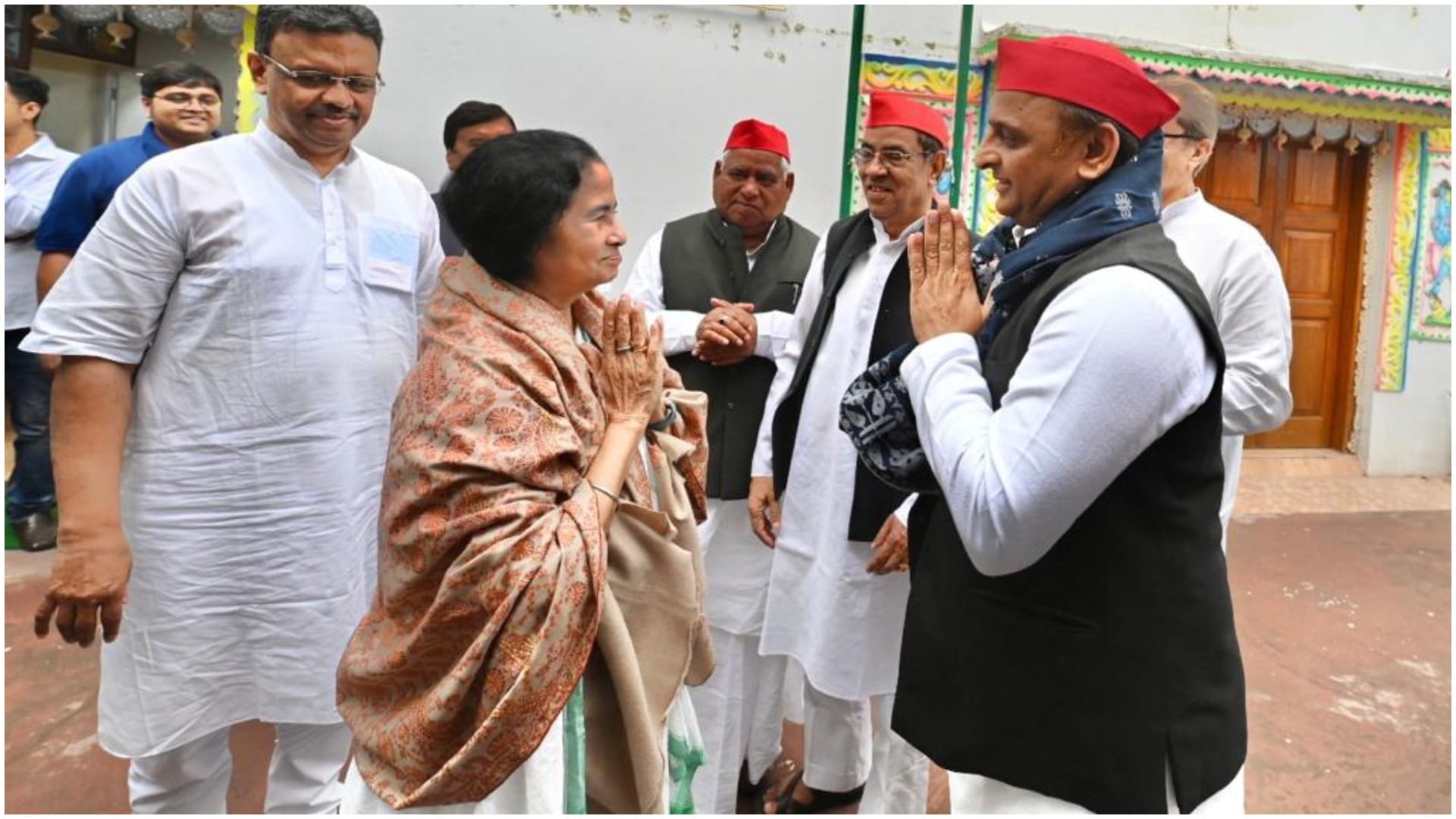 Third Front buzz: Akhilesh Yadav with Mamata Banerjee