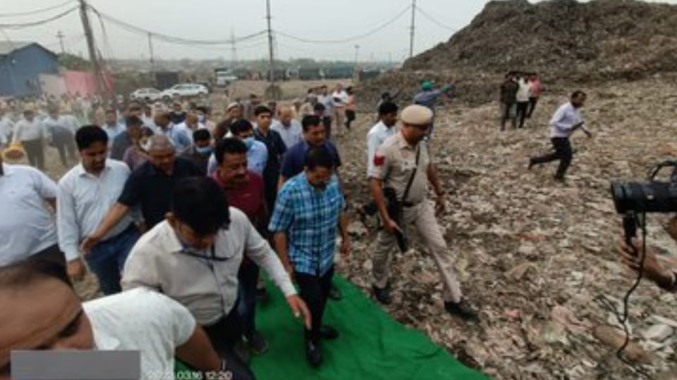 Bhalaswa landfill site bjp condemns cm kejriwal for green carpet welcome