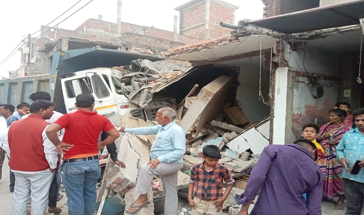 Uncontrollable dumper rammed into two bikes and divider in Azamgarh
