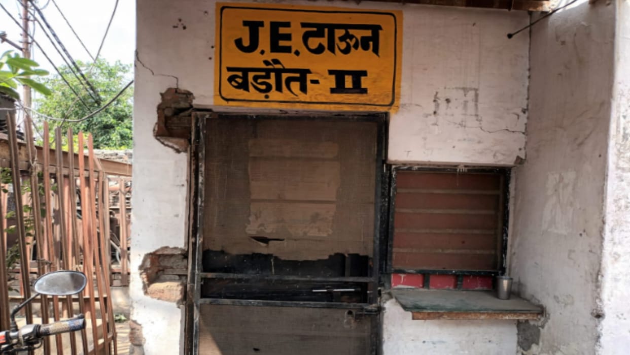 Electricity supply to more than a thousand villages has stopped due to the strike of workers in western UP