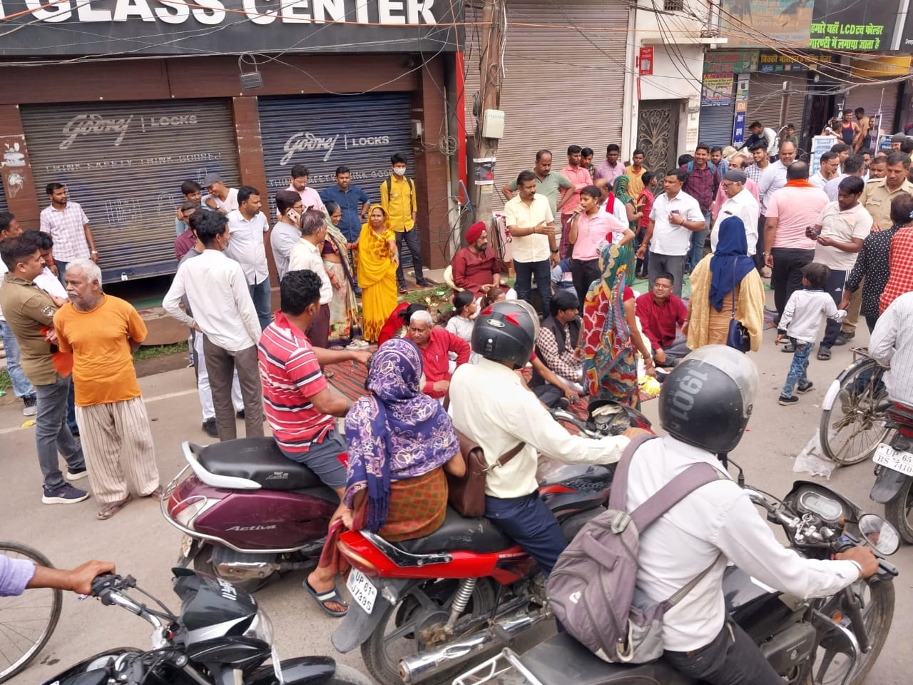 electricity workers strike Darkness in houses, no drinking water available, mobile off