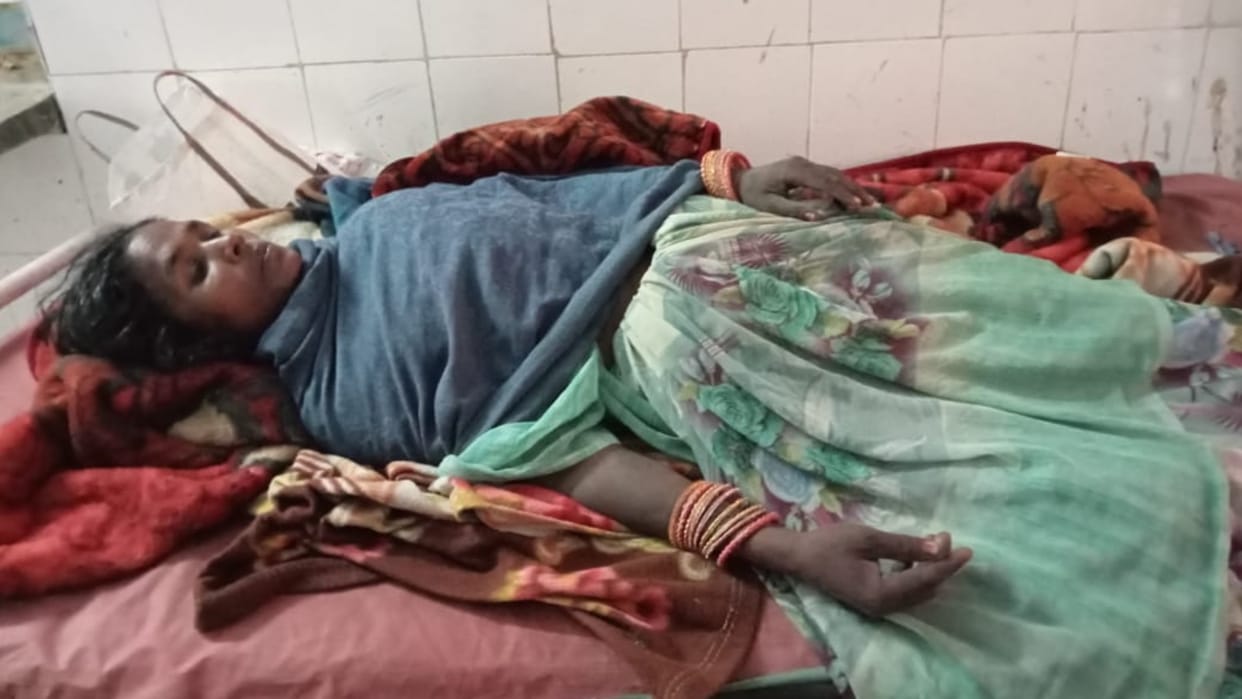 Lightning struck three laborers scorched woman fainted