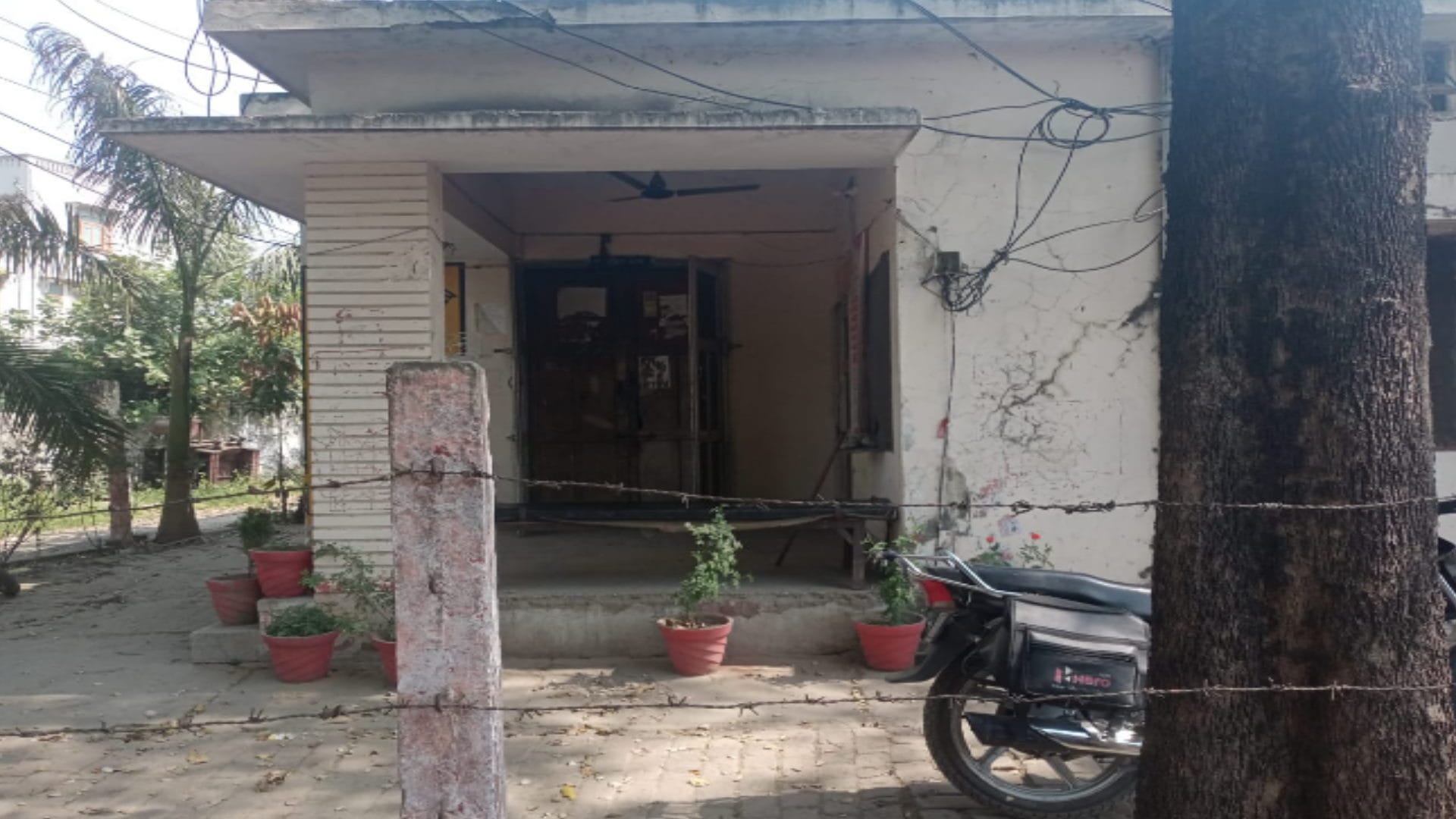 Strike of workers and officers of West UP of Electrical Department and see photos
