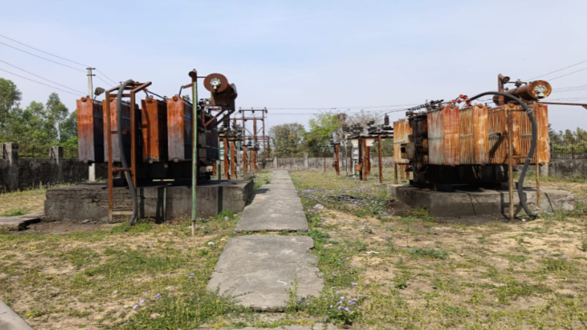 Strike of workers and officers of West UP of Electrical Department and see photos