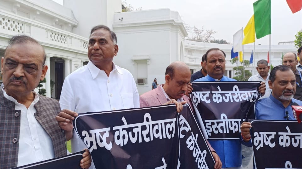 Delhi Budget Session 2023 Live Updates BJP MLAs demanding Resignation of CM Kejriwal News in Hindi