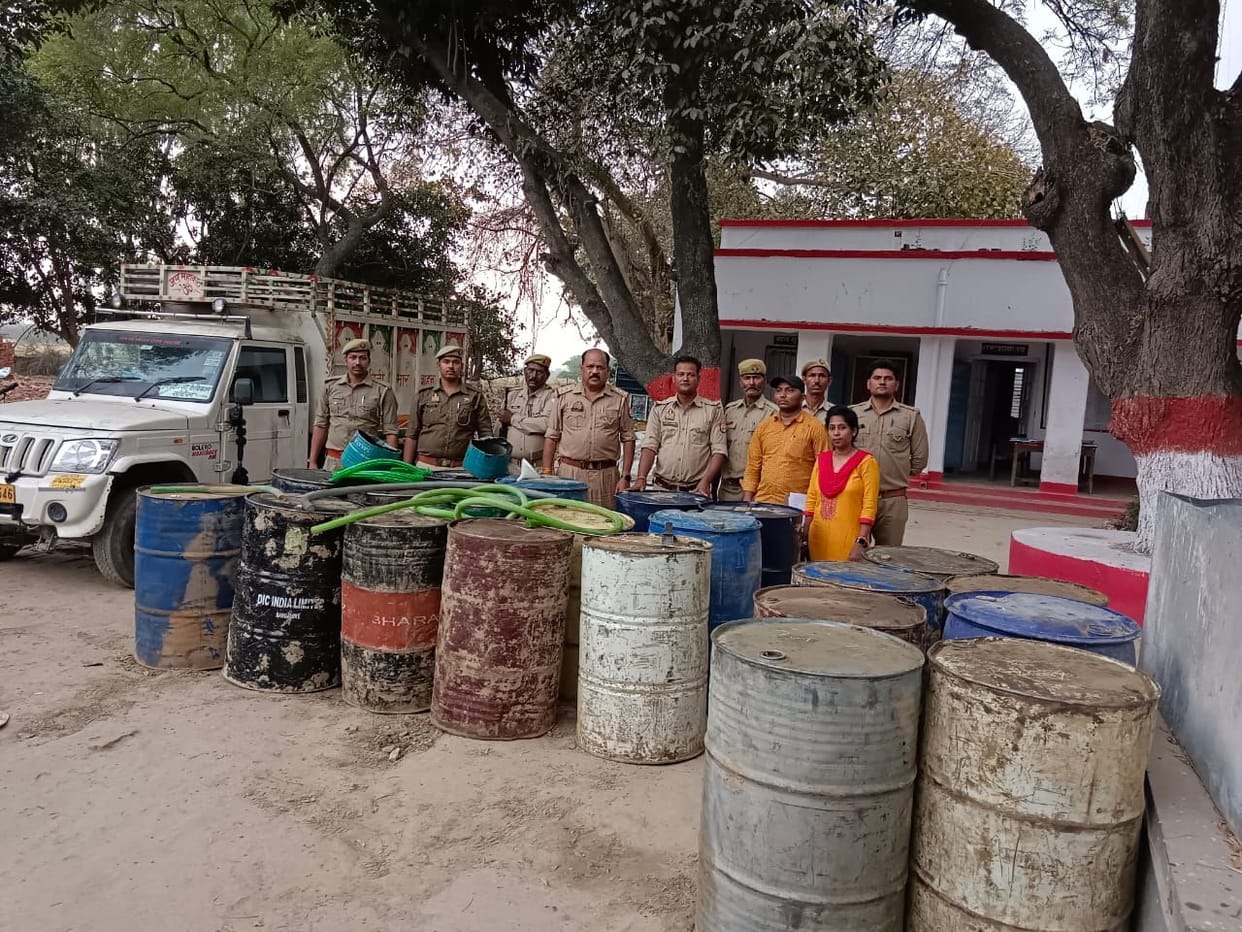 Kanpur Dehat: 24 hundred liters of illegal diesel caught in 13 drums from Dhaba near HPCL Depot located in Gogumau