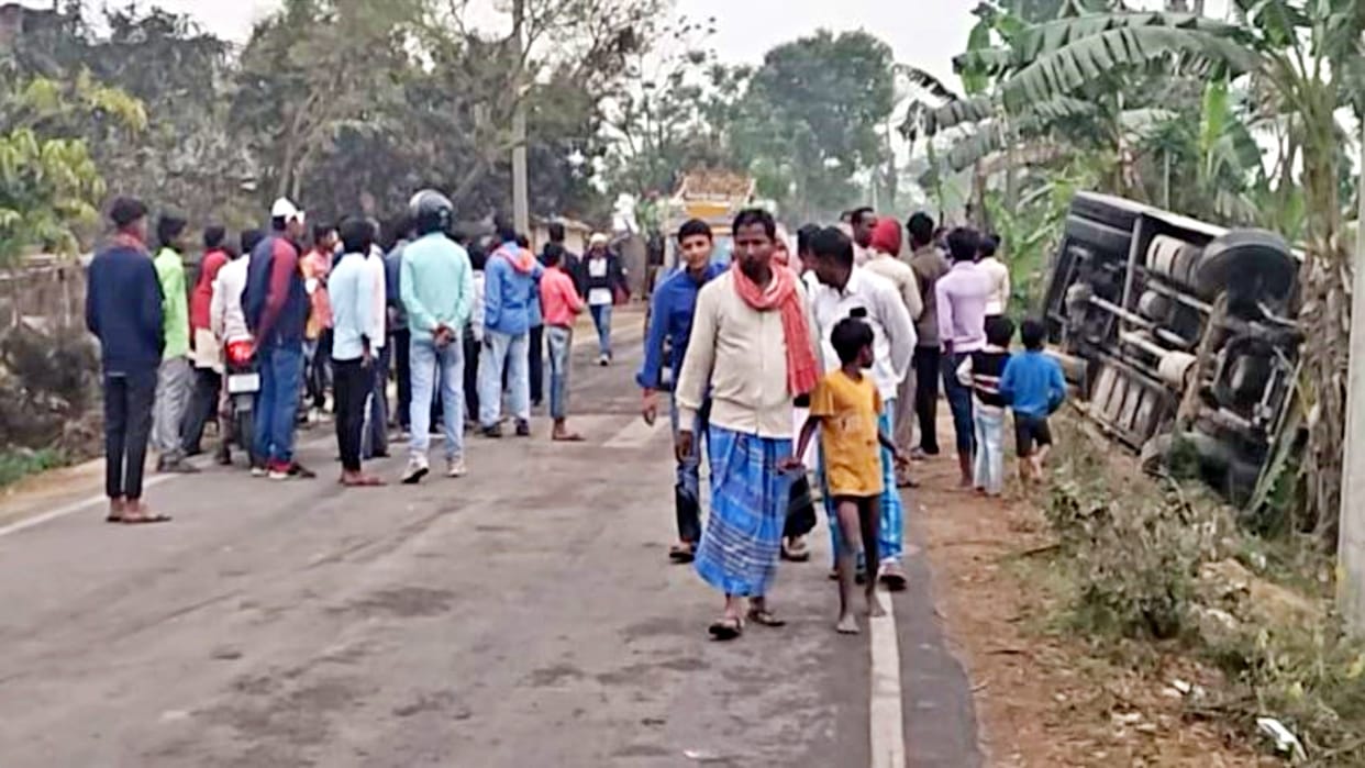 Bus overturns after hitting breaker in Bettiah, 14 injured