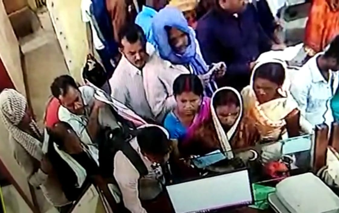 Bihar: Came to Khagaria's PNB Bank to deposit money, snatched 1.5 lakh