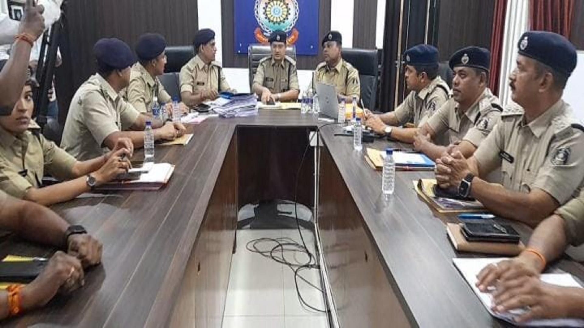 दुर्ग एसपी अभिषेक पल्लव ने अधिकारियों के साथ ही क्राइम मीटिंग।