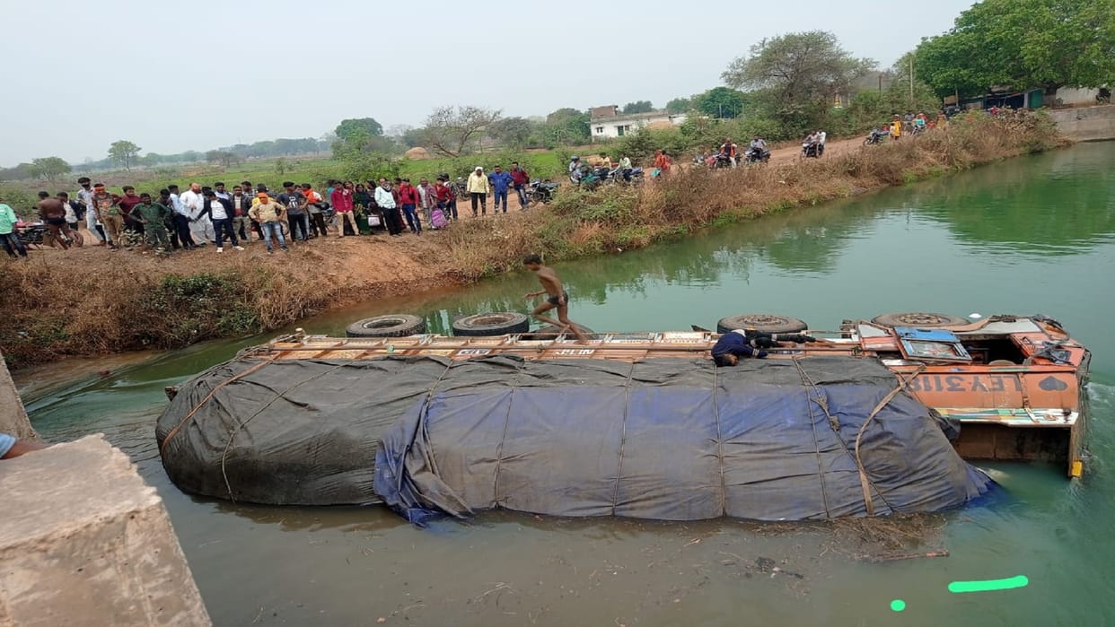 truck carrying chicken feed went uncontrolled and overturned in the canal in Janjgir Champa