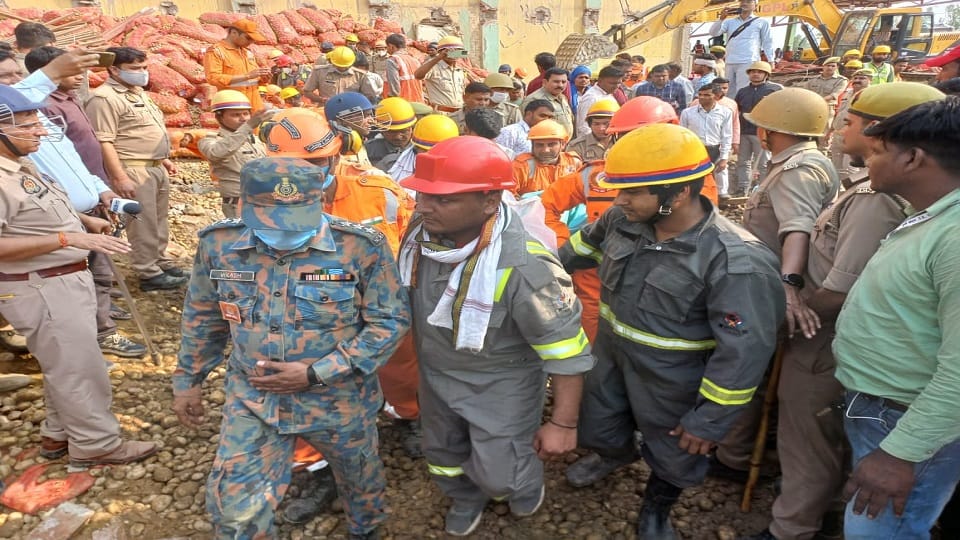 Sambhal Cold Storage Building Collapse 8 People Died Ndrf and Sdrf Search and Rescue Operation News in Hindi