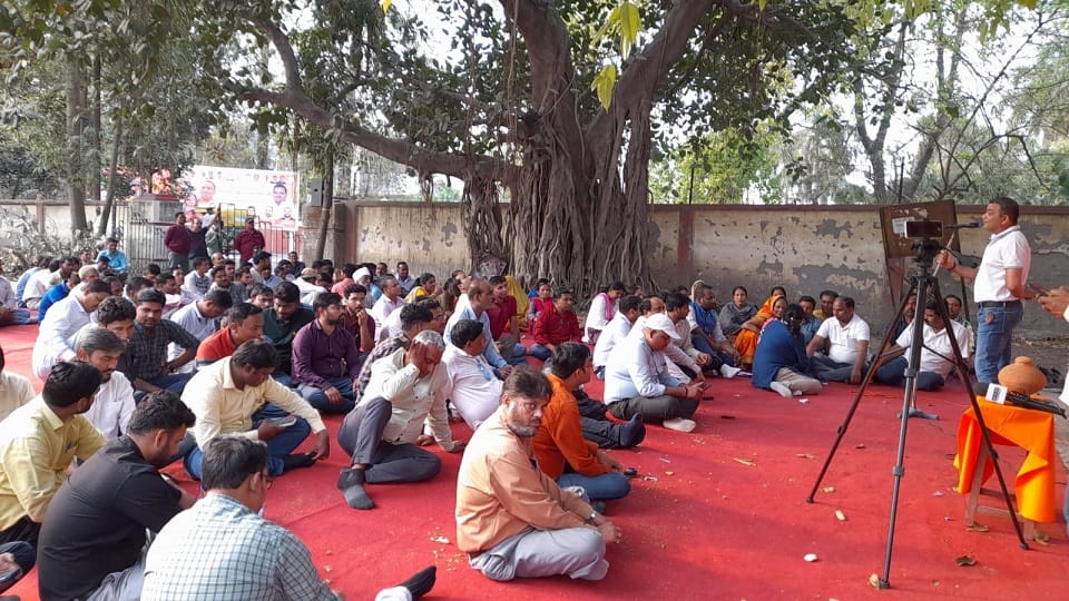 Electricity supply stalled in more than 30 thousand houses due to electricity workers strike in bareilly
