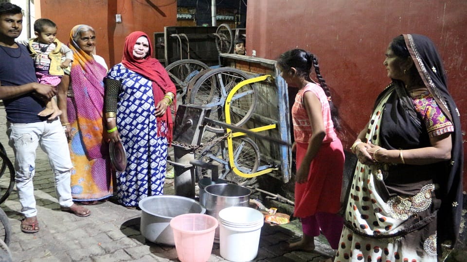 Residents of Manik Chowk have to drink dirty water