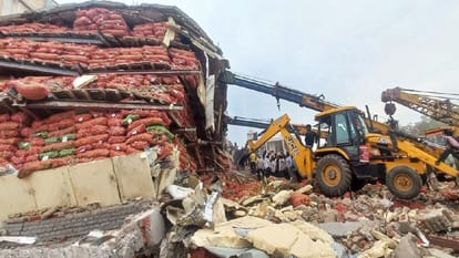 Cold Storage Roof Collapse due to girder was fixed on the wall without support in sambhal