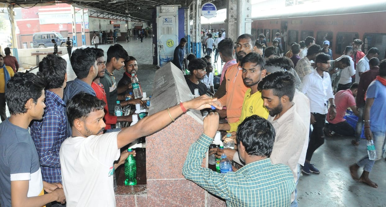 Passengers are worried due to shutdown of fans and non availability of cold water in Kanpur Central