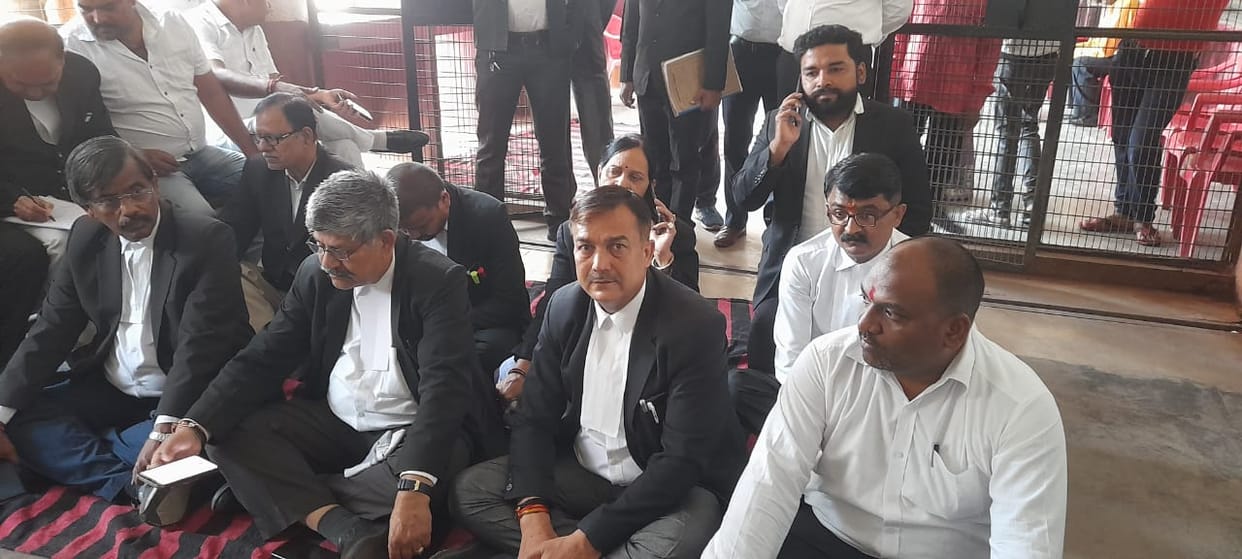 Demand for transfer of District Judge in Kanpur, lawyers strike begins, heavy police force deployed
