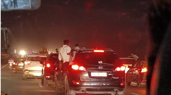 Stunt with car in film style in etawah, were having fun while sitting on the window, heavy challan by police
