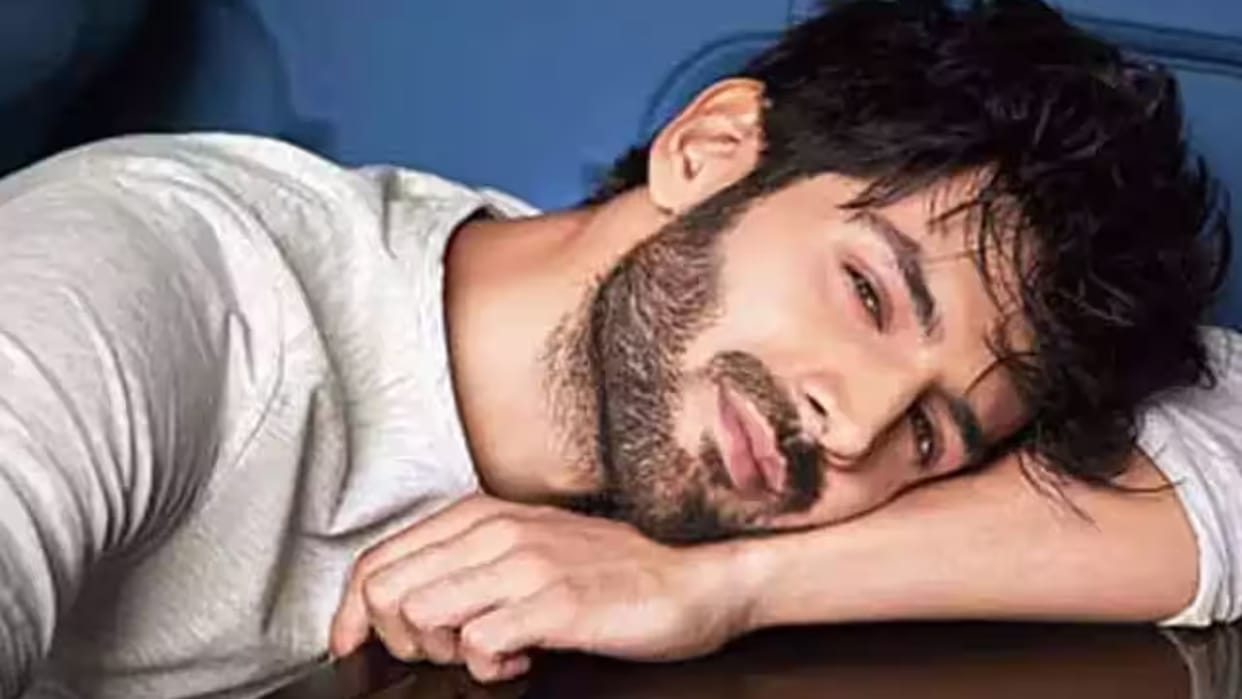 Kartik Aaryan Bhool Bhulaiyaa and Shehzada actor leg injured Badly During a Live Performance