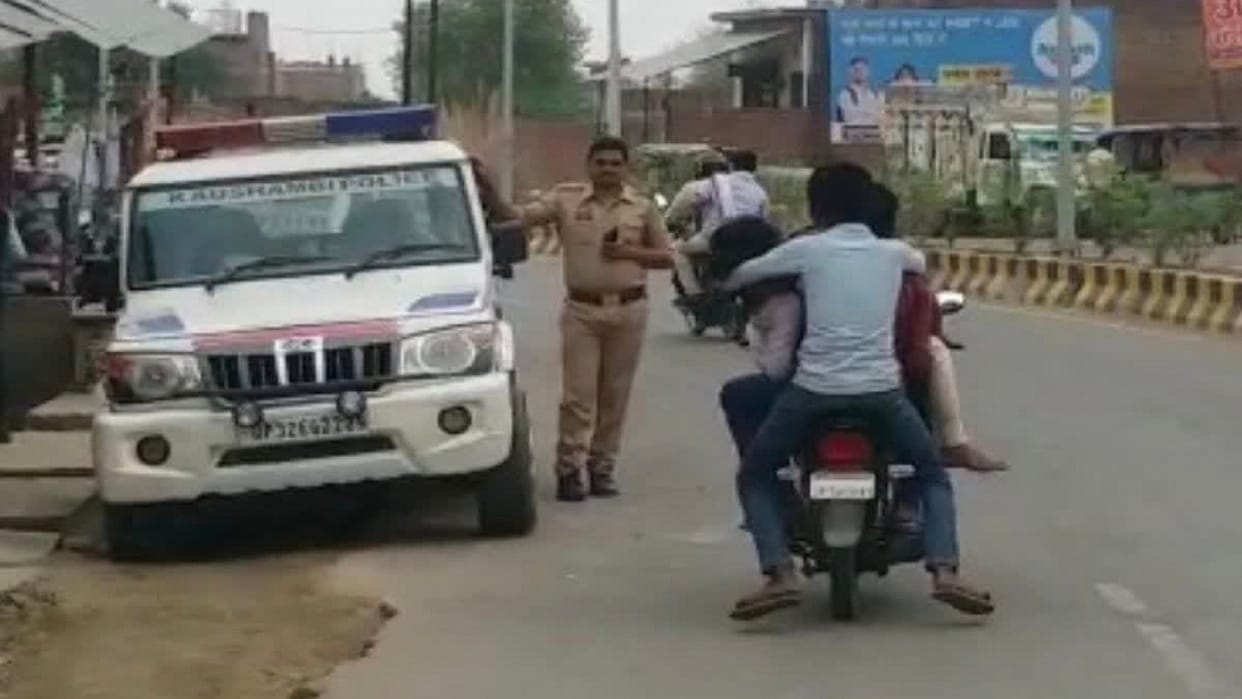 Relatives roamed around with the dead body of a girl student on a bike, did not get an ambulance