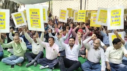 Electricity workers strike impact in western UP and power houses were locked, supplies stopped in many village