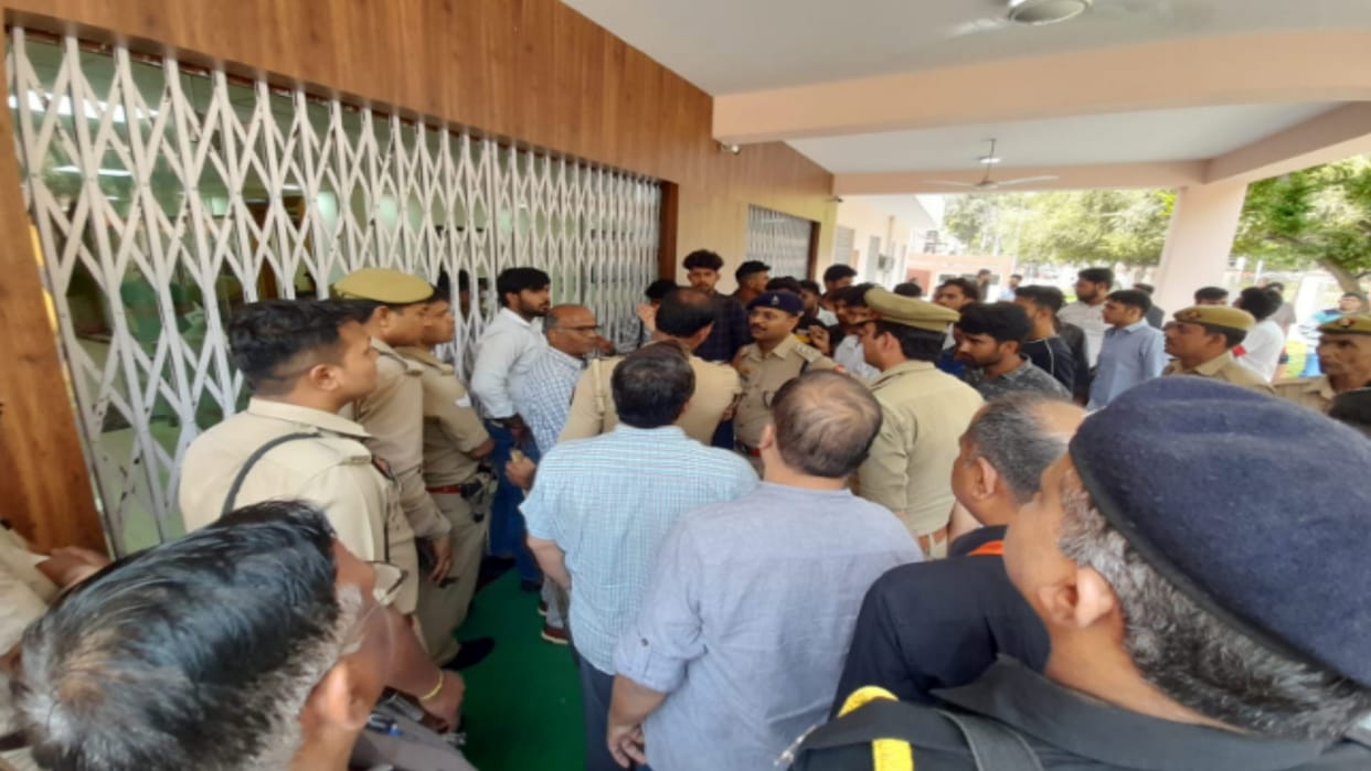 Many youths fired at CCSU gate in Meerut and ruckus was created at office of Vice Chancellor