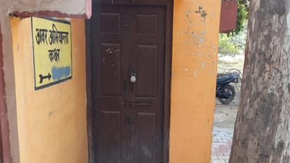 Electricity workers strike impact in western UP and power houses were locked, supplies stopped in many village