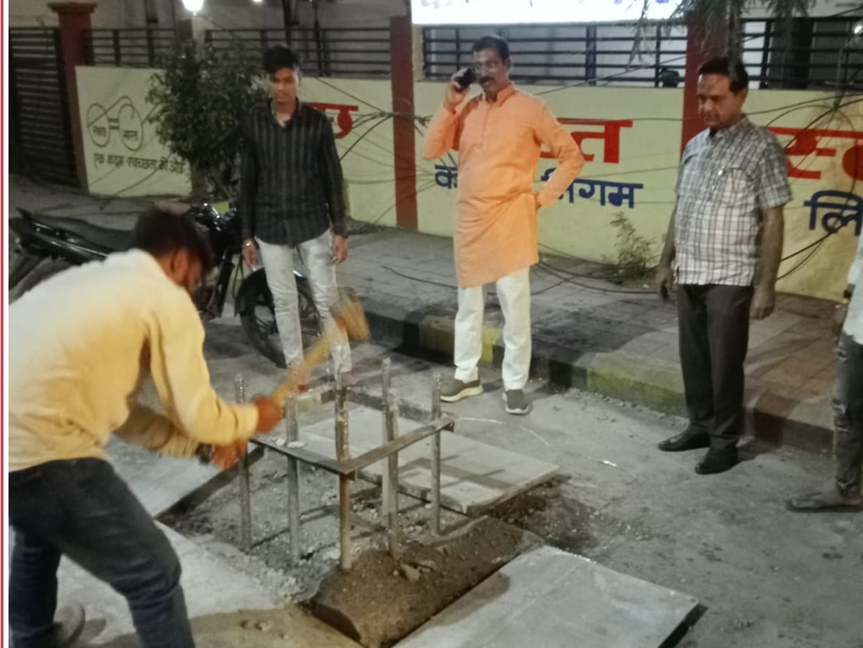 Hoardings being put up on the road in Indore, councilor got JCB broken